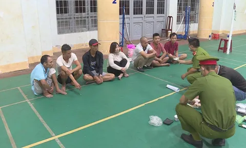 Bắt quả tang chủ quán cà phê cùng nhóm đối tượng xóc vỏ hạt dưa thắng thua bằng tiền